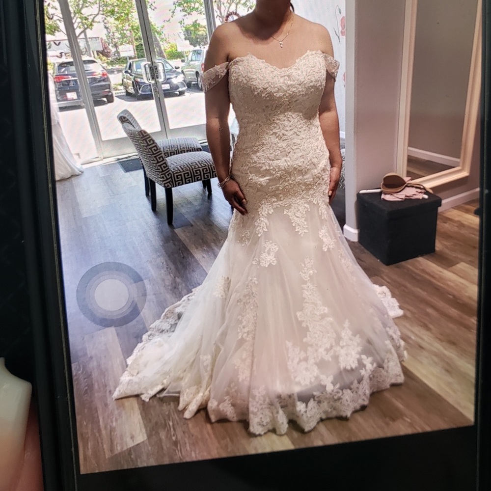 Maggie Sottero Wedding Dress. Off the shoulder in Ivory.